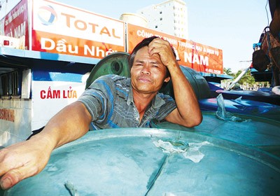 A fisherman in Quang Ngai Province worries about rising fuel costs (Photo:SGGP)